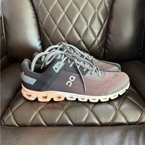 Size 10.5W or 9M - On Running Cloudflow Women's Cloud Sneakers in Gray and Pink